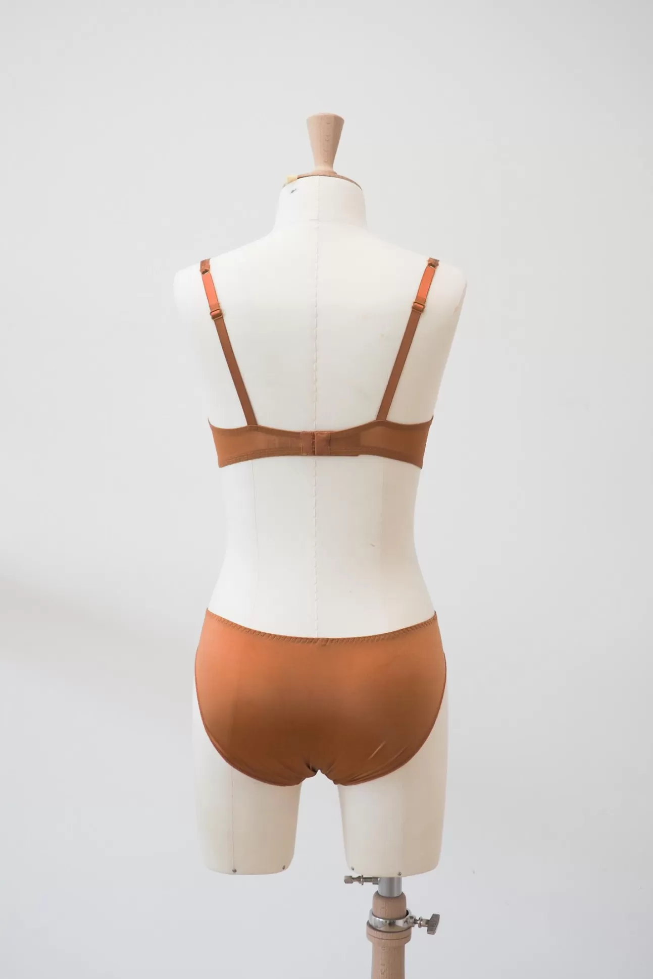 Maison Lejaby Avec Armatures*Soutien-Gorge Corbeille En Broderie Suisse Ocre Sienne